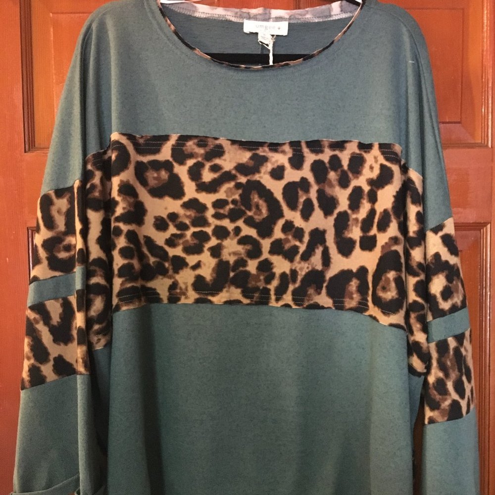NWT Umgee Dark Teal Leopard Print Plus Top